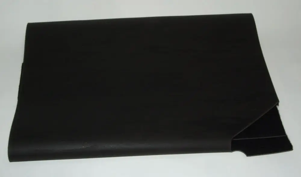 Schwarze Geräuschisolierung aus flexiblem Material, geeignet für die Außeneinheit von Daikin Altherma 3 R W, liegt flach und sauber auf einer Oberfläche.